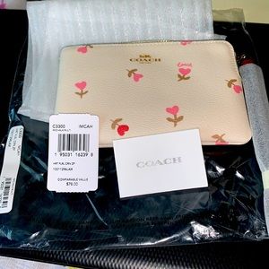 Heart Floral Corner Zip Coach Wristlet